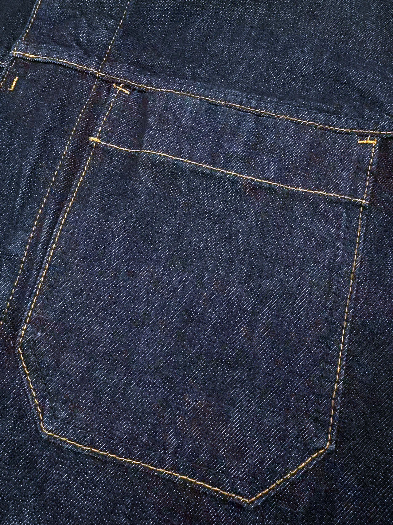 P500 Stonelsland emblem denim jacket. Customized high-density twill denim. Full texture. Comfortable and close to the skin. Classic indigo denim is the main tone. It has a retro charm and a modern sense of fashion. The front breast pocket is cut into the front panel with a golden ratio. A pragmatic reconstruction of the ritual. The iconic Stonelsland emblem is embellished on the sleeves, like a unique medal, highlighting the brand's imprint. Simple lines outline a neat silhouette. Outline a casual and free style. The workwear gene is infused with luxury DNA. Simple charm and versatile charm. Process 1: Use imported machine embroidery technology. Use advanced computer control system and precision mechanical parts to realize Stonesland badge embroidery operation with high precision and smooth and delicate lines. Process 2: The whole garment is washed with Zhongxiao. Use a special solution to remove stains and slight fading. Then use a strong washing method to fade the color to make it more uniform. Process 3: The whole piece of clothing is sewn using an embedded clip machine. The embedded clip machine can control the distance between the two needles by changing the needle position to achieve seamless splicing, smooth and tidy. Accessories: Customized 1:1 Stonelsland I-shaped buckle, Customized 1:1 Stonelsland embroidery label, Customized 1:1 Stonelsland resin button, Customized 1:1 Stonelsland snap button, Customized 1:1 Stonelsland trademark. Version: Loose version Size: S M L XL Style number: BB747